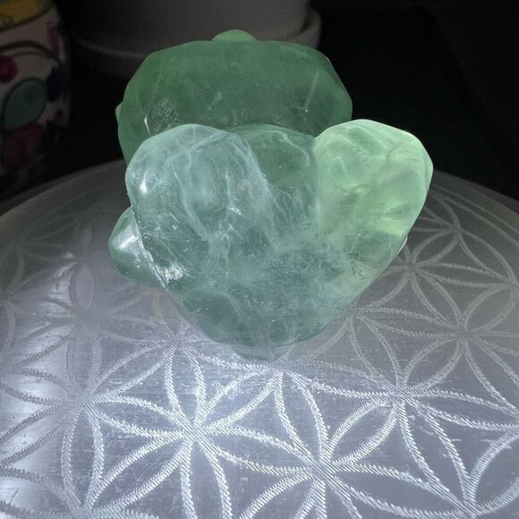 Green Fluorite Crystal Teddy Bear Carving‎ UV Reactive - Picture 11 of 12